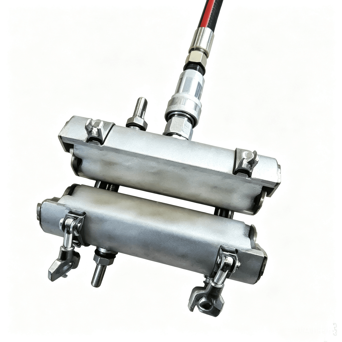 Wire rope lubricator with pneumatic pump for marine use